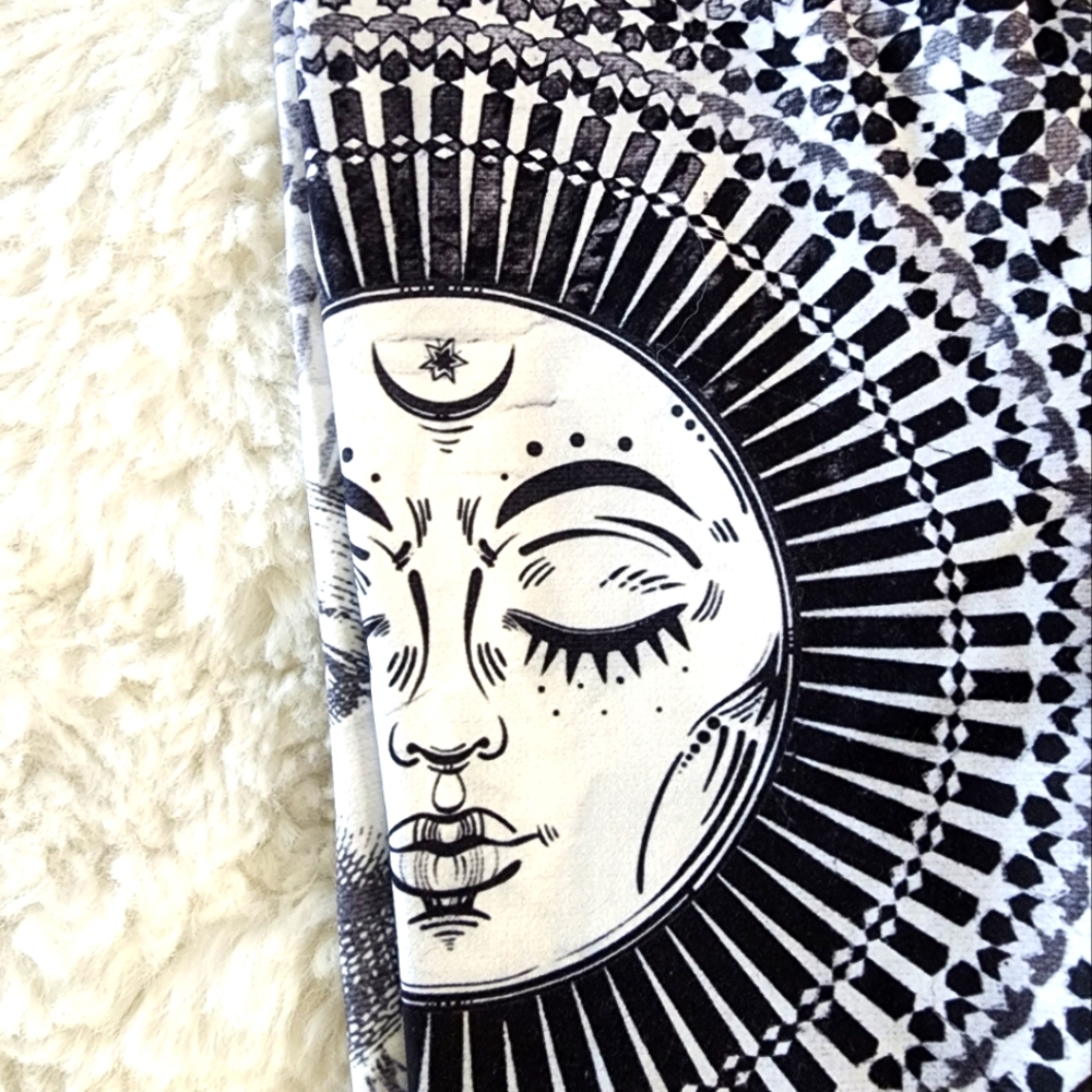 🌟🌜🌚🌛🌟Niyama Sol Luna black ⚫️ and white barefoot leggings XS BNWOT ✨️ - Picture 9 of 14